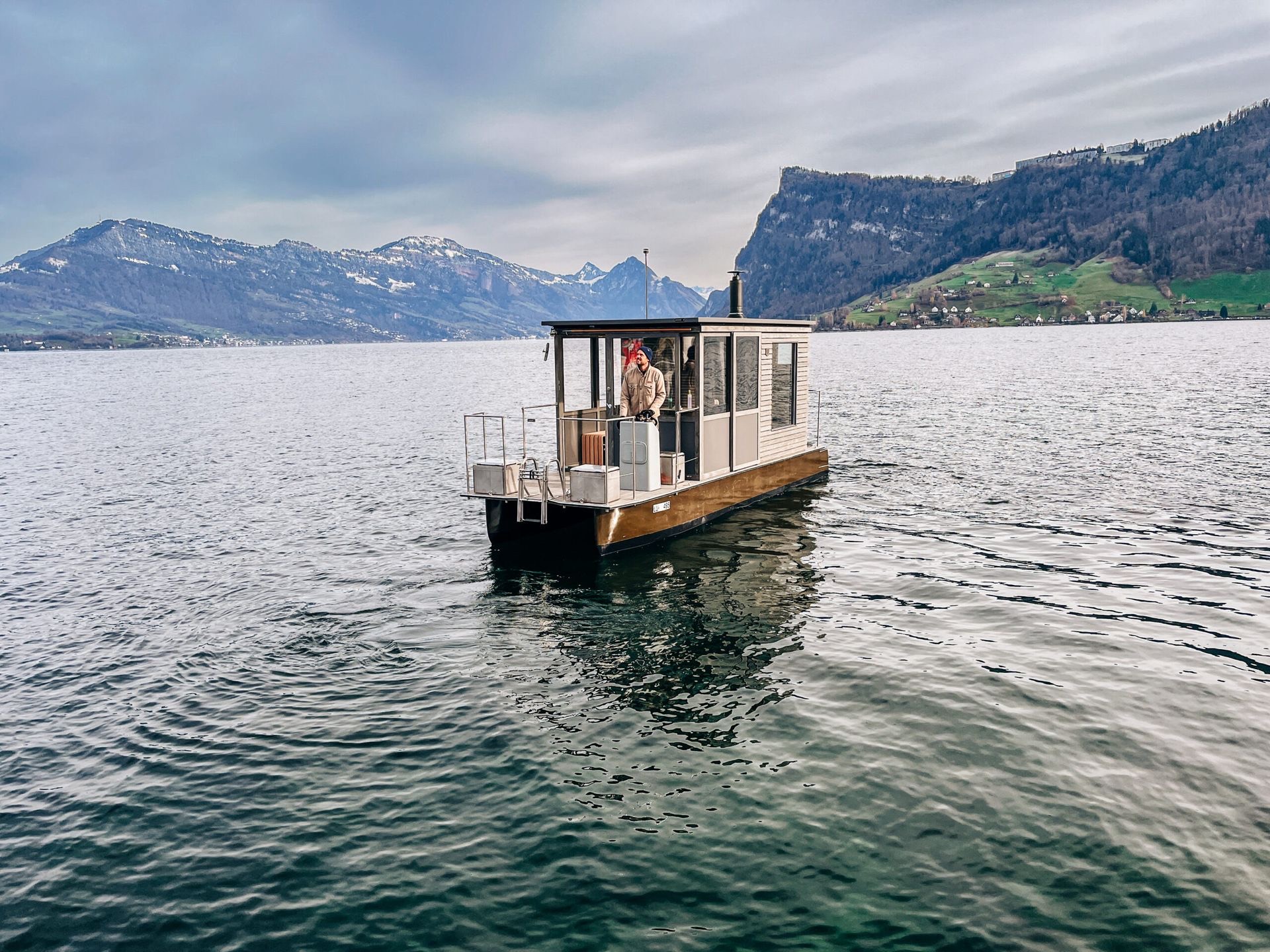 La Sauna Boat in navigazione sul lago